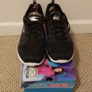 Sketchers flex appeal memory foam, size 8- WIDE.